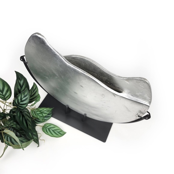 Large Modern Minimalistic Vase on Stand - Picture 5 of 6